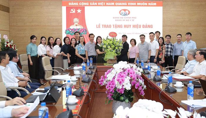 Chi bộ Vụ Tổ chức Cán bộ chúc mừng đồng chí Nguyễn Hồng Sơn.