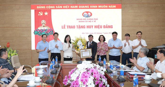 Bí thư Đảng ủy Bộ, Bộ trưởng Bộ Y tế Đào Hồng Lan và các đồng chí trong Thường vụ Đảng ủy chúc mừng đồng chí Nguyễn Hồng Sơn.