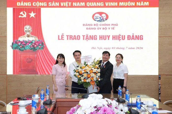 Ban Tổ chức Đảng ủy Bộ Y tế chúc mừng đồng chí Nguyễn Hồng Sơn.