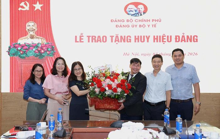 Vụ Bảo hiểm y tế chúc mừng đồng chí Nguyễn Hồng Sơn.