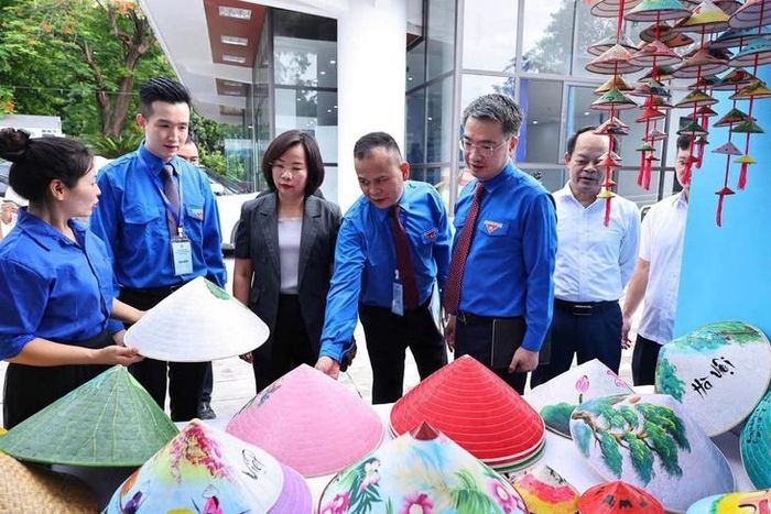 Các đại biểu tham quan không gian trưng bày các sản phẩm OCOP tiêu biểu.
