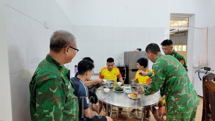 Thuyền trưởng và 7 thuyền viên tàu cá gặp nạn đã được lực lượng chức năng cùng ngư dân cứu sống.