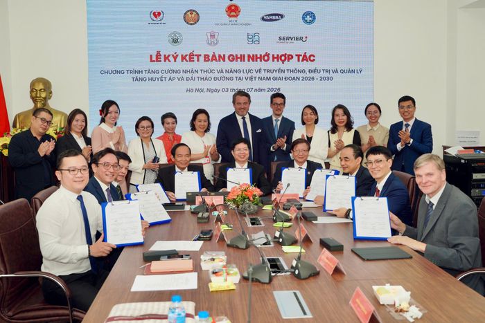 Các đơn vị ký kết hợp tác và các đại biểu chứng kiến.