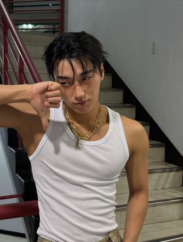 Một trong những outfit gây chú ý nhất của Choi San lần này là chiếc áo ba lỗ trắng ôm sát, giúp nam idol khoe vóc dáng săn chắc, làm nổi bật những động tác vũ đạo đầy uy lực.
