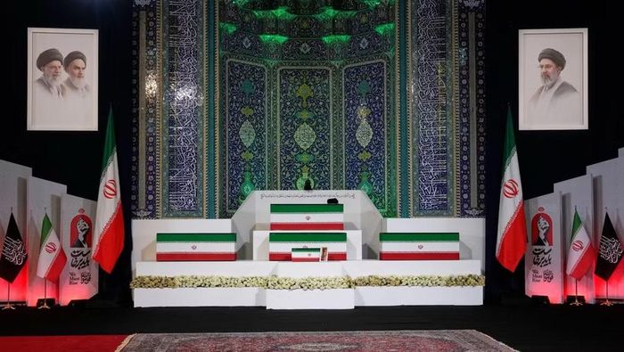 Ban tổ chức dự báo hàng triệu người sẽ tham gia lễ viếng tại Iran cũng như Iraq. Trong nhiều ngày qua, truyền thông Iran liên tục phát sóng các chương trình tưởng niệm, phim tài liệu và ca khúc về cuộc đời ông Khamenei, thay thế những nội dung từng tập trung vào đàm phán với Mỹ.