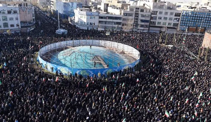 Sau các nghi lễ tại Tehran, linh cữu sẽ được đưa tới Qom, sau đó chuyển bằng máy bay tới Najaf và Karbala ở Iraq trước khi an táng tại lăng Imam Reza ở Mashhad.