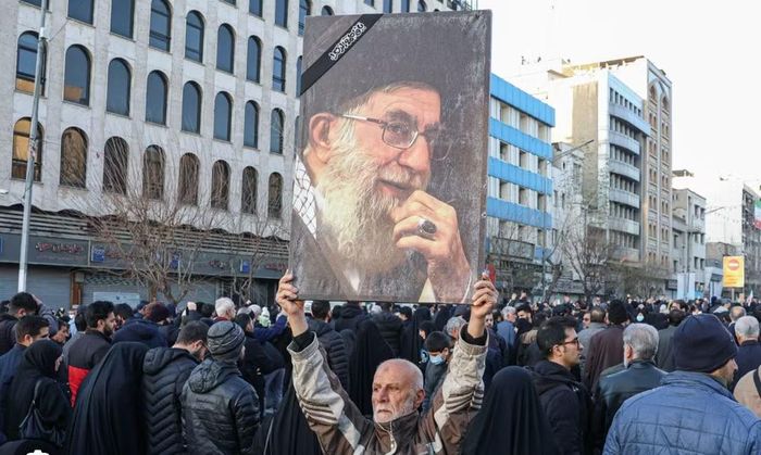Trong khi đó, việc ông Mojtaba Khamenei có xuất hiện hay không vẫn là dấu hỏi lớn, khi ông chưa lộ diện kể từ sau cuộc xung đột. Iran khẳng định sẽ đáp trả mạnh mẽ mọi mối đe dọa nhằm vào ban lãnh đạo đất nước trong thời gian diễn ra tang lễ.