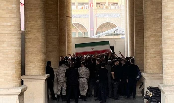Để bảo đảm an ninh cho sự kiện, Iran triển khai kế hoạch chưa từng có tiền lệ. Chuỗi nghi lễ bắt đầu lúc 6h ngày 4/7 tại Đại thánh đường Imam Khomeini Mosalla ở Tehran.