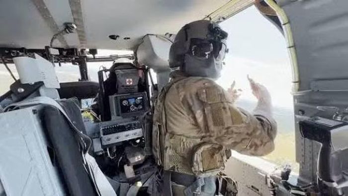 Chính vì vậy, mọi quân nhân đều phải trải qua khóa huấn luyện đặc biệt mang tên "helo dunker", được thiết kế để rèn luyện kỹ năng sống sót khi trực thăng gặp nạn trên mặt nước.