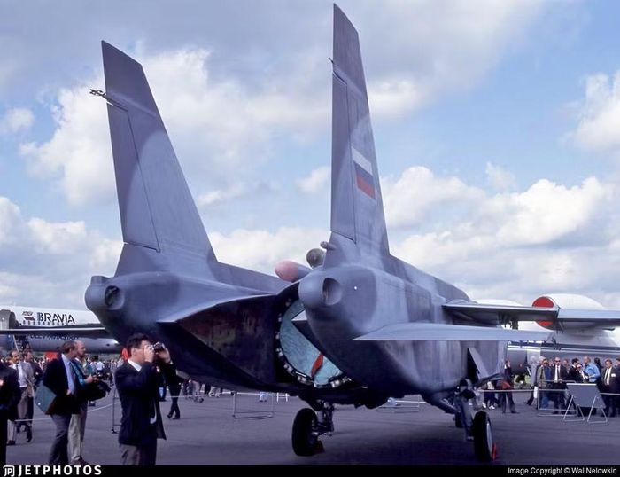 Ưu điểm chính của Yak-141 nếu được sử dụng để chống lại máy bay không người lái Ukraine nằm ở khả năng cất cánh và hạ cánh thẳng đứng cực kỳ độc đáo của nó.