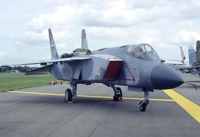 Yak-141 được chế tạo với 26% titan để đảm bảo chịu được sức nóng của động cơ khi hạ cánh, còn lại là vật liệu tổng hợp. Máy bay lắp 2 động cơ phản lực phụ RKBM RD-41 ở dưới thân, động cơ chính MNPK Soyuz R-79V-300 đặt ở vị trí giữa 2 cánh đuôi.