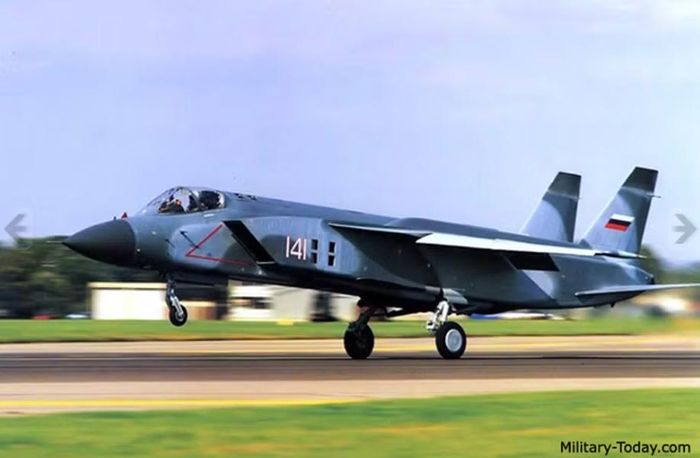 Mặc dù vậy vào ngày 26/9/1991 một sự cố đáng tiếc đã xảy ra khi mẫu thử Yak-141 số hiệu 48-2 gặp nạn lúc hạ cánh. Rất may phi công thoát hiểm an toàn, máy bay chỉ bị hư hỏng nhẹ và được khôi phục lại sau đó.