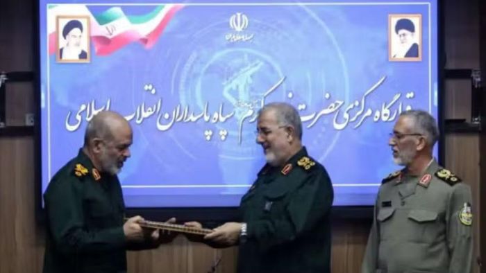 Nếu xuất hiện tại lễ tang, đây sẽ là lần đầu tiên ông Mojtaba Khamenei công khai trước người dân kể từ khi tiếp quản vị trí lãnh đạo tối cao, qua đó được xem là bước đi quan trọng nhằm củng cố tính chính danh của ông.