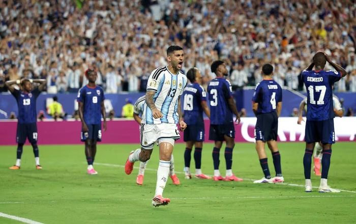 Cristian Romero của Argentina ăn mừng bàn thắng thứ ba. Nguồn: Reuters.