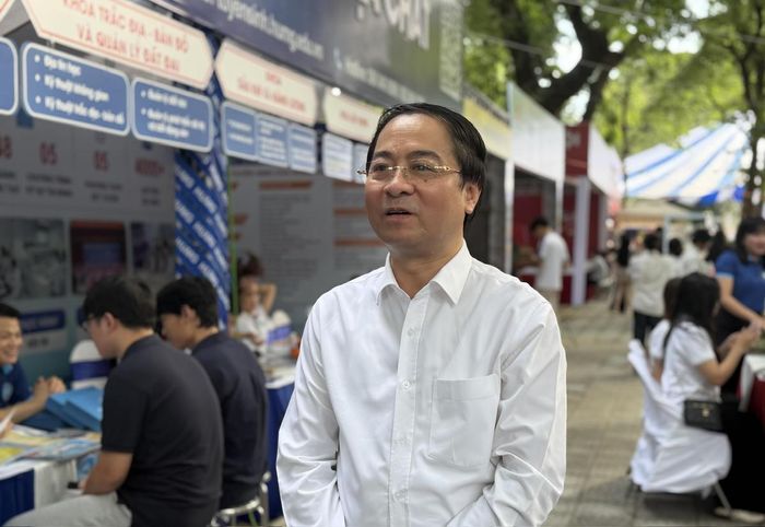 TS Trần Xuân Trường, Bí thư Đảng ủy, Hiệu trưởng Trường Đại học Mỏ - Địa chất trao đổi với phóng viên.
