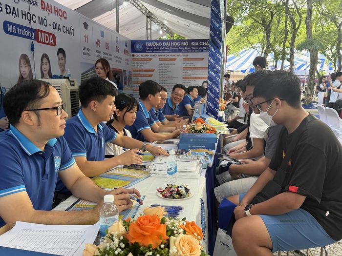 Thí sinh tìm hiểu thông tin tuyển sinh của trường đại học.