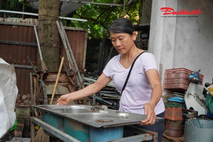 Chị Vũ Hồng Anh (trú tại số 42M, ngách 210/41 phố Đội Cấn) khẩn trương di chuyển tài sản để bàn giao mặt bằng, phục vụ triển khai dự án cống hóa mương Kẻ Khế.