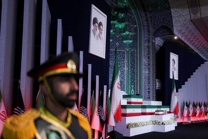  Một binh sĩ Iran đứng gần quan tài của cố Lãnh tụ Tối cao Ayatollah Ali Khamenei và các thành viên gia đình ông. Ảnh: Mohammed Salem/Reuters.