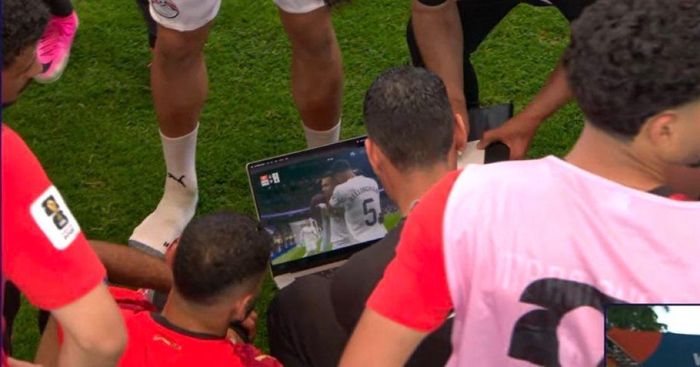 Các cầu thủ Ai Cập tham khảo cách Mbappe ghi bàn vào lưới thủ thành của Australia trên chấm phạt đền.