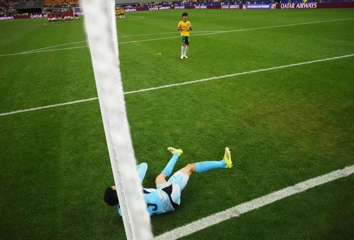  Trung vệ 18 tuổi được nhiều CĐV bảo vệ, trong khi các đàn anh Socceroos bị chỉ trích vì không đứng ra nhận trách nhiệm. 