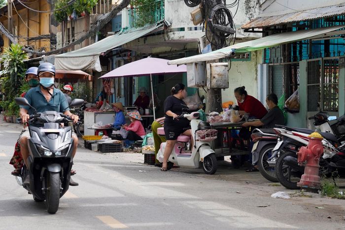  "Mong công trình hoàn thành sớm để người dân đi lại thuận tiện hơn, không còn phải đi đường vòng", bà Lê Mỹ Duyên (61 tuổi) cho biết. 