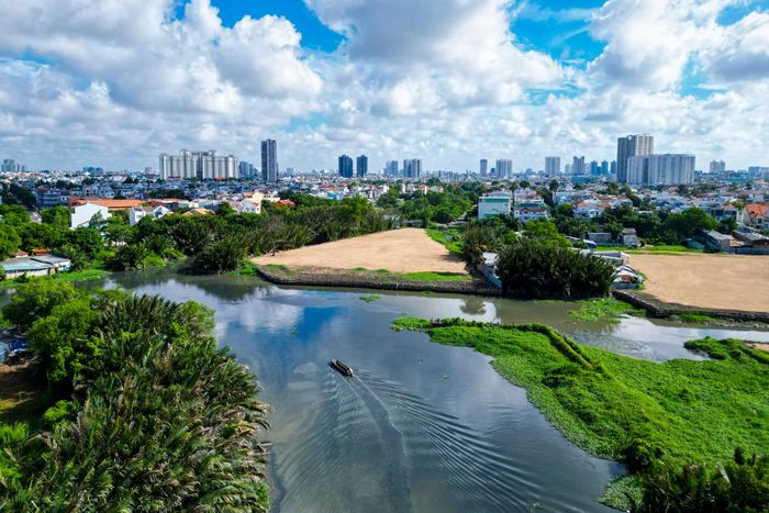  Khu vực dự kiến kết nối với đường song hành Quốc lộ 50 hướng về phường Bình Đông hiện chủ yếu là vùng đầm lầy, kênh rạch, chưa hình thành tuyến giao thông hoàn chỉnh. 