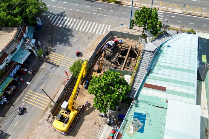  Sau hơn một thập kỷ chậm triển khai, công trình đã được khởi công vào ngày 1/7. Theo quan sát, tại khu vực đường Bình Tiên (phường Bình Tiên) đoạn giao với đại lộ Võ Văn Kiệt, máy móc, thiết bị đã được tập kết và thi công. 