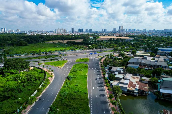  Điểm cuối dự án nằm tại nút giao đường Nguyễn Văn Linh với đường song hành Quốc lộ 50, thuộc xã Bình Hưng. 