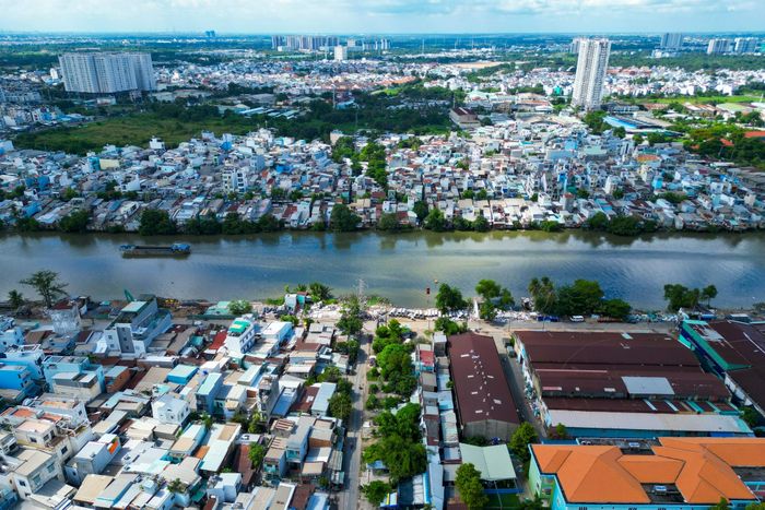  Nhiều năm qua, khu vực đông dân cư này bị chia cắt bởi hệ thống kênh rạch, chưa có tuyến cầu kết nối trực tiếp nên việc đi lại còn nhiều bất tiện. 