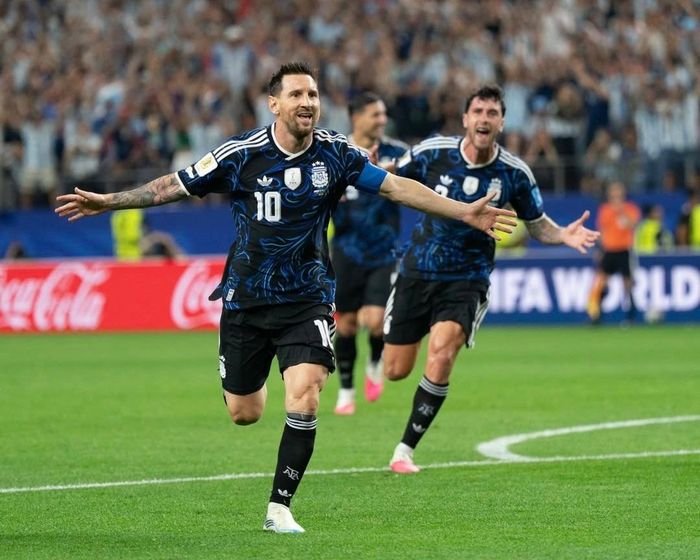 Tại World Cup 2026, Lionel Messi cho thấy tầm ảnh hưởng lớn trong màu áo Argentina dù đã ở giai đoạn cuối sự nghiệp. Anh ghi 6 bàn sau 3 trận, dẫn đầu cuộc đua Vua phá lưới và góp công lớn giúp Argentina toàn thắng trước Algeria, Austria và Jordan để đứng nhất bảng J.