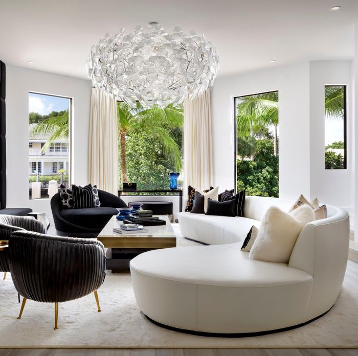 Sau khi chuyển đến Inter Miami, Messi mua biệt thự ven sông ở Fort Lauderdale, Florida (Mỹ), trị giá khoảng 10,75 triệu USD. Căn nhà có 8 phòng ngủ, 9 phòng tắm, hồ bơi, phòng gym, spa và mặt nước riêng, cho thấy cuộc sống ổn định của gia đình Messi bên ngoài sân cỏ.