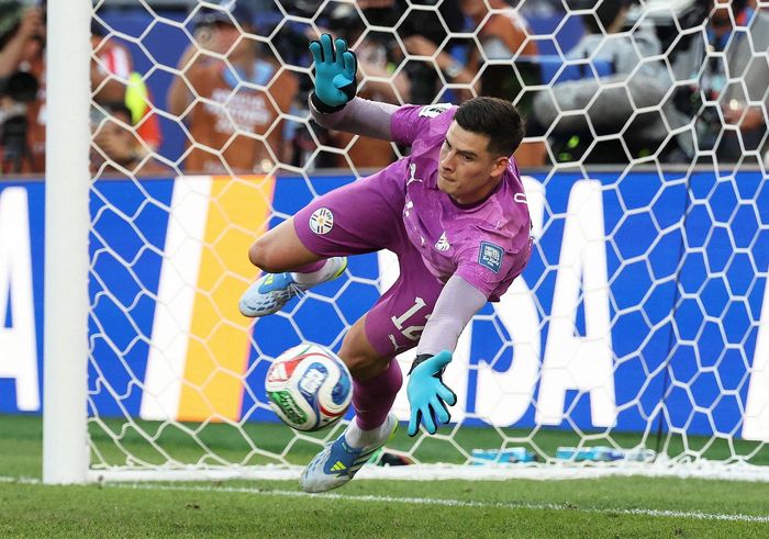 Thủ môn Orlando Gill (Paraguay) đeo găng tay giá rẻ khi thi đấu tại World Cup 2026, hé lộ câu chuyện xúc động về sự hy sinh lớn phía sau. Ảnh: Paul Rutherford/Reuters.