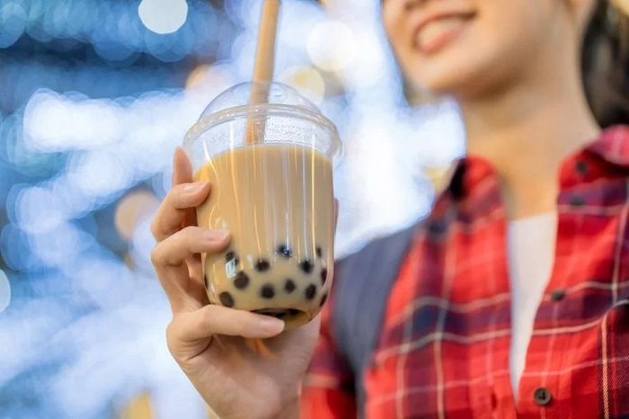 Trà sữa là đồ uống phổ biến rất được giới trẻ yêu thích. Ảnh: Shutterstock.