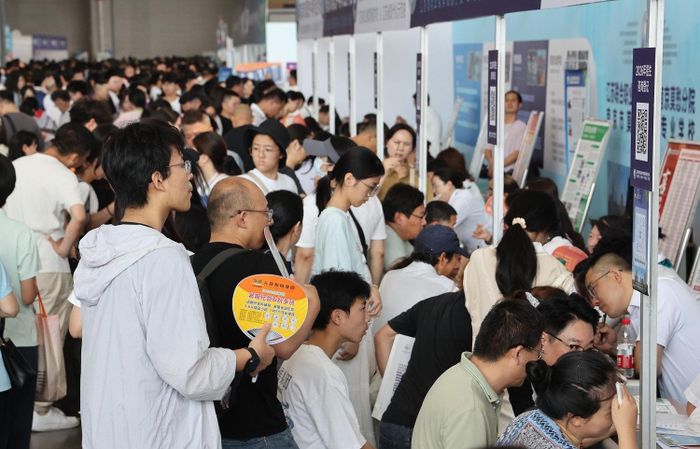  Phụ huynh và học sinh tại hội chợ tuyển sinh đại học ở Nam Kinh. Ảnh: VCG. 