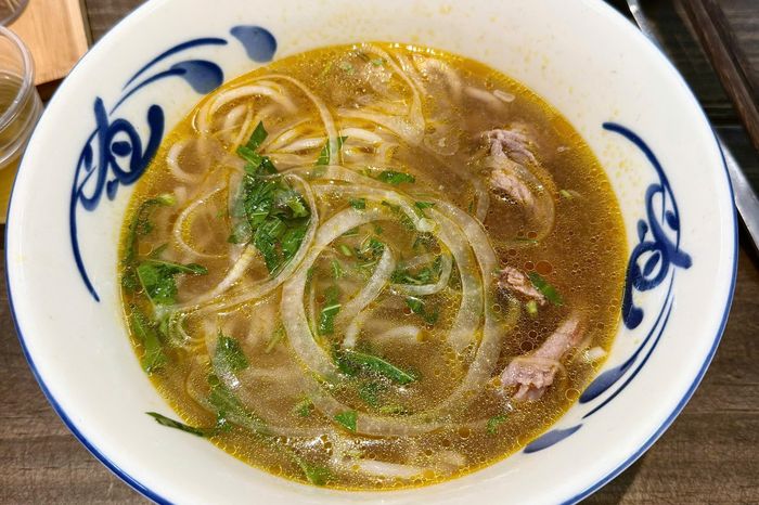 Tô bún bò vừa được giảm về mức giá 50.000 đồng tại quán bún bò An Lý (phường Thạnh Mỹ Tây, TP.HCM). Ảnh: Anh Nguyễn.