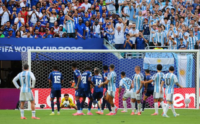  Ngay từ phút 18, anh khẳng định tài năng bằng pha bắt gọn cú sút phạt của Lionel Messi và tiếp tục tỏa sáng rực rỡ ở phút 45 khi cản phá xuất sắc cú dứt điểm một chạm cực mạnh của Enzo Fernandez ngay sát vòng cấm địa. 
