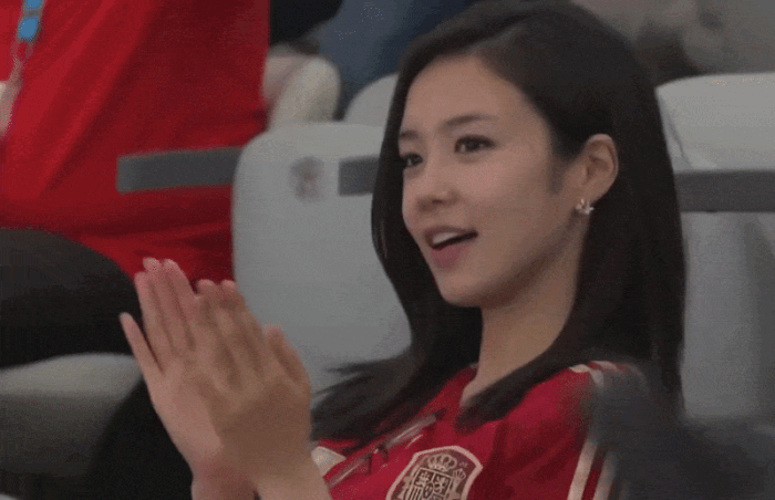 Năm 2014, trong trận đấu giữa Tây Ban Nha và Chile tại World Cup, máy quay truyền hình bất ngờ ghi lại hình ảnh một cô gái đang chăm chú theo dõi trận đấu trên khán đài. Khi nhận ra mình được ghi hình, cô mỉm cười rạng rỡ sau khi vỗ tay cổ vũ. Chỉ vài giây ngắn ngủi nhưng nụ cười tươi tắn ấy đã nhanh chóng lan truyền trên mạng xã hội.