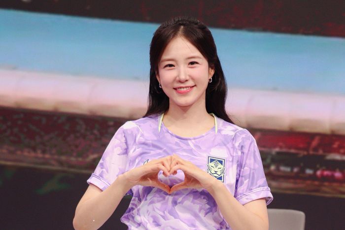 Với biệt danh "nữ thần bóng đá", Jang Ye-won được kỳ vọng sẽ tiếp tục tạo dấu ấn tại World Cup 2026 nhờ kinh nghiệm dẫn dắt các chương trình thể thao cùng vốn hiểu biết chuyên môn tích lũy qua nhiều năm làm nghề.
