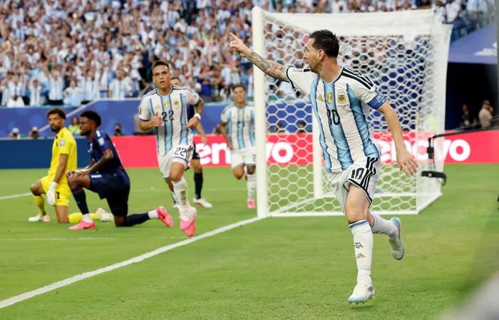  Về phía nhà đương kim vô địch, Messi cũng bổ sung vào danh sách bàn thắng của mình tại World Cup năm nay với pha lập công ở phút 29. Anh cũng lập kỷ lục khi trở thành cầu thủ đầu tiên chạm mốc 20 bàn thắng trong lịch sử World Cup và là chân sút đầu tiên trong lịch sử ghi bàn ở 8 trận World Cup liên tiếp. 