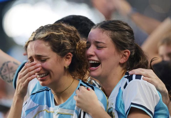  Các cổ động viên Argentina vỡ òa trong khoảnh khắc đội nhà có bàn thắng quan trọng, giúp tái lập thế dẫn bàn. La Albiceleste trải qua trận đấu khó khăn nhất từ đầu giải. 