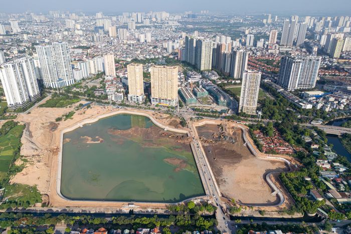 Dự án hồ điều hòa Đồng Bông 2 được triển khai tại phường Đại Mỗ (Hà Nội) với quy mô 17,2 ha, trong đó diện tích mặt nước là 12 ha với tổng chiều dài kè gần 1.950 m. Công trình cải tạo hồ được khởi công từ đầu năm 2026, đến nay gần 100% khối lượng công việc của hồ Đồng Bông 2 đã hoàn thiện.