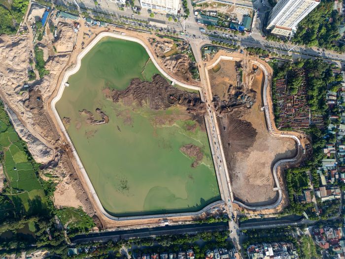 Dự án đã hoàn thành khối lượng đào hơn 615.000 m³ đất, đồng thời triển khai hệ thống kè bê tông dự ứng lực, cống điều tiết, cống liên hồ và các hạng mục kết nối thoát nước với đường Tố Hữu, kênh Đồng Bông.