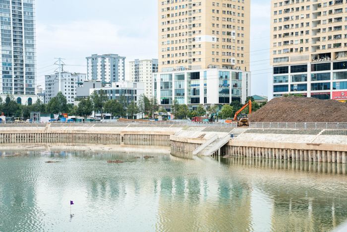 Với tổng mức đầu tư gần 400 tỷ đồng, hồ Đồng Bông 2 là một trong những công trình trọng điểm của hệ thống thoát nước phía Tây Hà Nội. Không chỉ đảm nhận chức năng thu gom và điều tiết dòng chảy, hồ điều hòa Đồng Bông 2 còn góp phần giảm tải cho hệ thống thoát nước hiện hữu trong bối cảnh khu vực Mễ Trì - Mỹ Đình - Đại Mỗ đang có tốc độ đô thị hóa nhanh chóng.