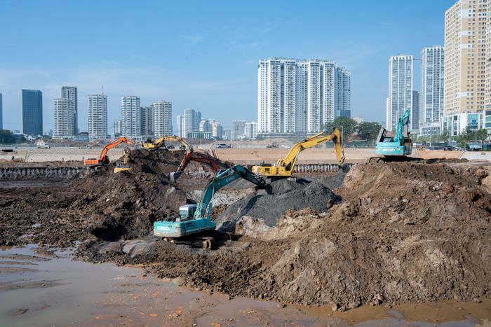Hiện nay, nhà thầu đang tập trung hoàn thiện hệ thống kè, đóng cọc bê tông dự ứng lực và những hạng mục kỹ thuật còn lại trước khi đưa công trình vào vận hành.