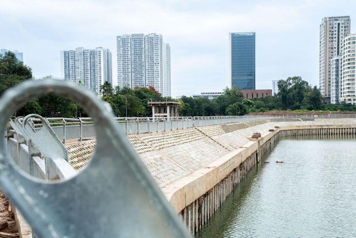 Hệ thống lan can quanh hồ được lắp đặt khẩn trương nhằm bảo đảm an toàn, đồng thời nâng cao mỹ quan cho toàn bộ không gian công trình.
