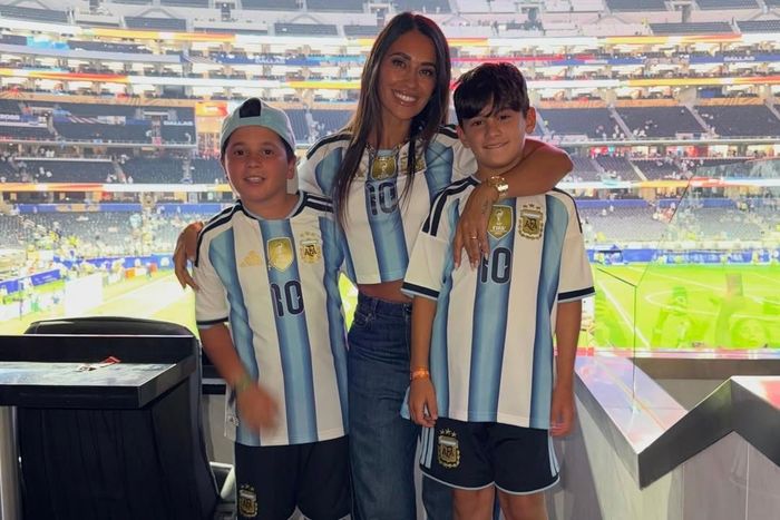 Trên khán đài, Antonela Roccuzzo cùng các con trai là điểm tựa tinh thần của Messi.