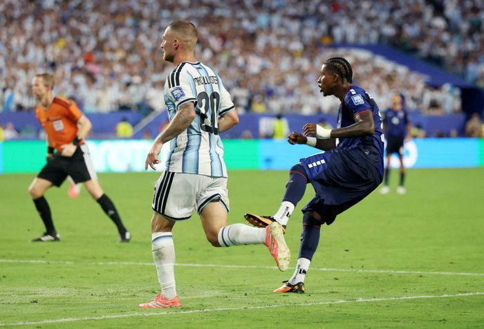 Sidny Cabral lập siêu phẩm trong trận đấu với Argentin