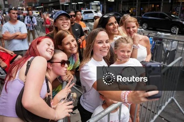 Hàng trăm khán giả vây kín đám cưới của Taylor. Ảnh: Reuters.