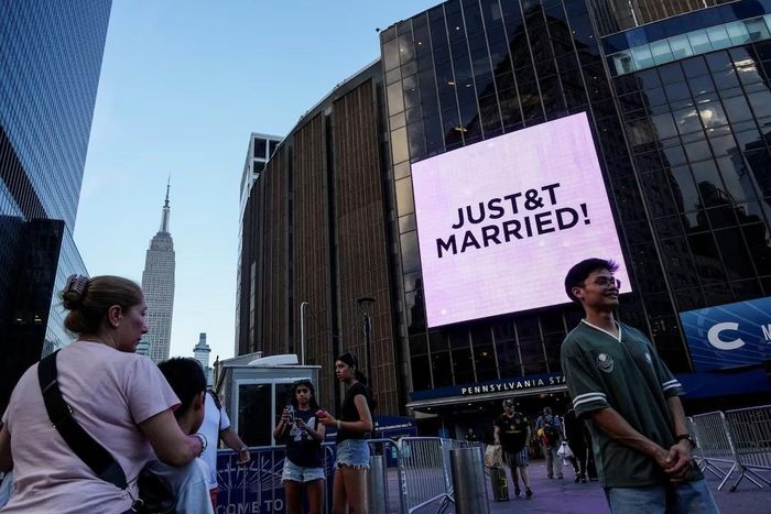 Màn hình công bố Taylor Swift và Travis Kelce đã kết hôn. Ảnh : Reuters.