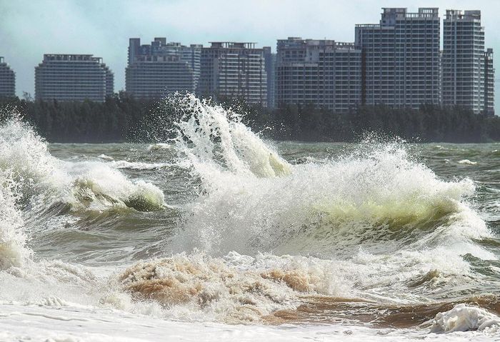 Sóng dữ dội dâng cao dọc bờ biển Boao thuộc thành phố Qionghai, tỉnh Hải Nam (Trung Quốc) vào ngày 3/7. Ảnh: China Daily.